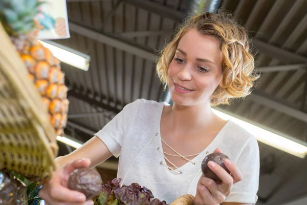 Donna che sceglie frutta al supermercato — Foto Stock