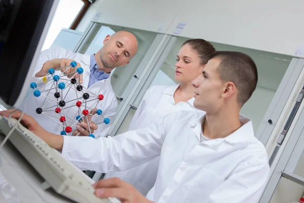 Estudiantes de ciencias que trabajan en el laboratorio de la universidad — Foto de Stock