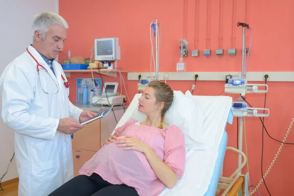 Dokter meten van druk van de zwangere vrouw — Stockfoto