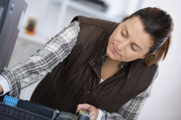 Mujer y su caja — Foto de Stock