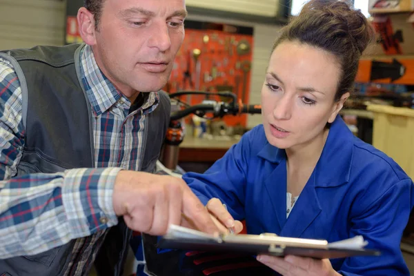 Apprendista donna che prende appunti — Foto Stock