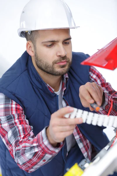 Builder med skruvmejsel fastställande uttag inomhus — Stockfoto