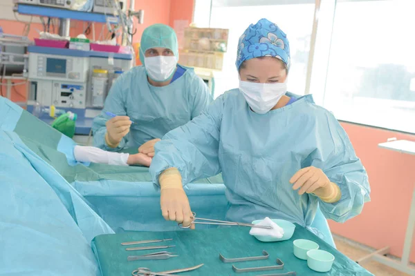 Хирурги оперируют в больнице — стоковое фото