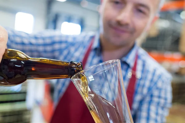 Derramando um pouco de licor e trabalho — Fotografia de Stock