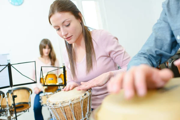 Music rehearsal, woman playing bongos — Stock Photo, Image