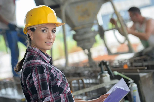 Werkneemster in de verwerkende nijverheid — Stockfoto