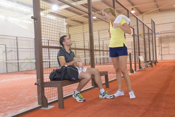 Tenis oyuncu bir maçtan sonra bahsediyoruz — Stok fotoğraf