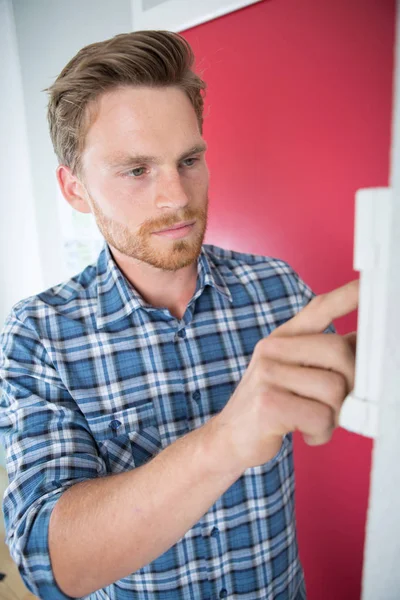 Man de temperatuur instellen op het bedieningspaneel — Stockfoto