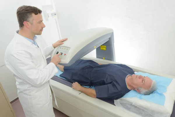 Férfi beteg, egyre XRay(röntgen) vizsgálati helyiségben — Stock Fotó