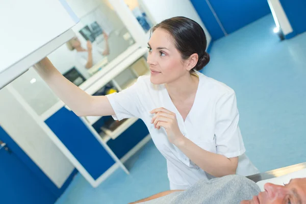 Enfermeiro assessorando paciente no hospital — Fotografia de Stock