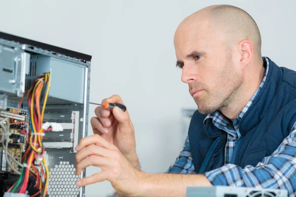 Computerspezialist benutzt Schraubendreher, um Hardware zu reparieren — Stockfoto