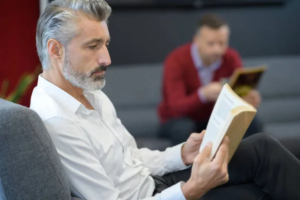 Mannen studeren een script voor de auditie — Stockfoto
