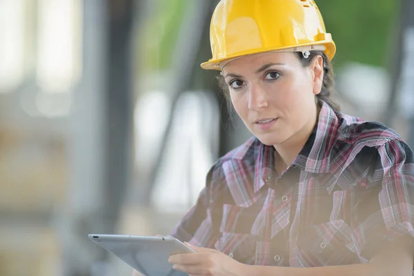 Fiduciosa lavoratrice in casco — Foto Stock