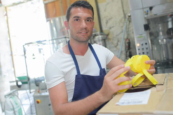 Man in fabriek en installaties — Stockfoto