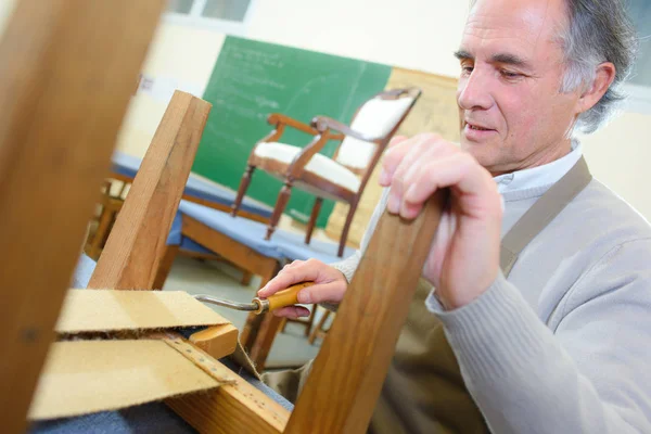 Man stoel stofferen in zijn atelier — Stockfoto