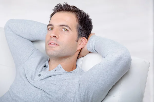 Homem em casa relaxante em sua sala de estar — Fotografia de Stock