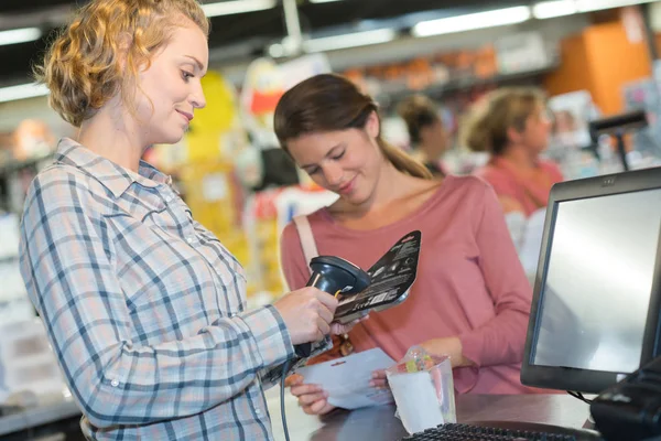 Kunden betalar för Shopping i mataffär kassan — Stockfoto