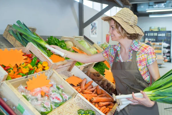 Asistente de tienda que trabaja en el departamento de frutas en el supermercado —  Fotos de Stock