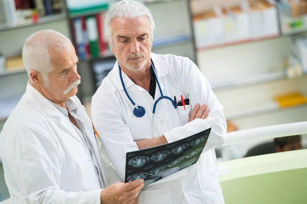 Lékaři drží xray v ordinaci — Stock fotografie