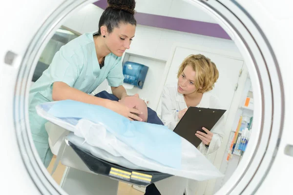 Médicos con paciente haciendo gammagrafía con escáner ct —  Fotos de Stock