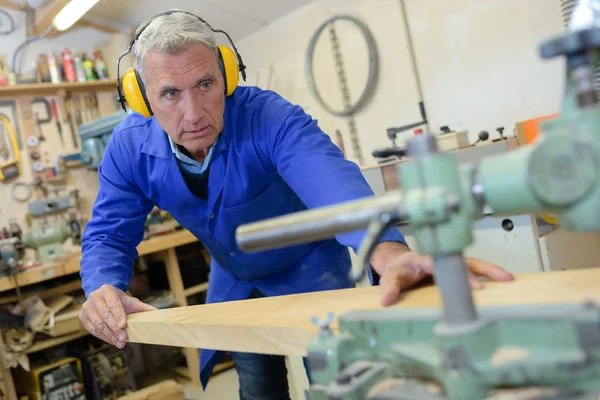 Senior woodworker and woodworker — Stock Photo, Image