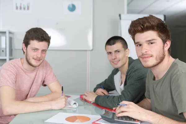 Estudiantes analizan estadísticas y compañeros de clase — Foto de Stock