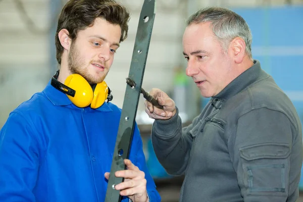 Gestionnaire et travailleur dans la salle de magasin d'usine — Photo