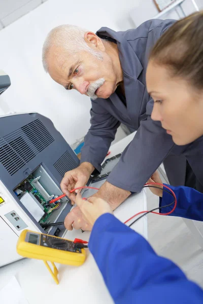 Inspeccionar la línea eléctrica —  Fotos de Stock