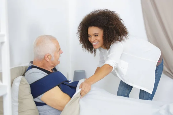 Vrouw verzorgen van oudere man in verpleeghuis — Stockfoto