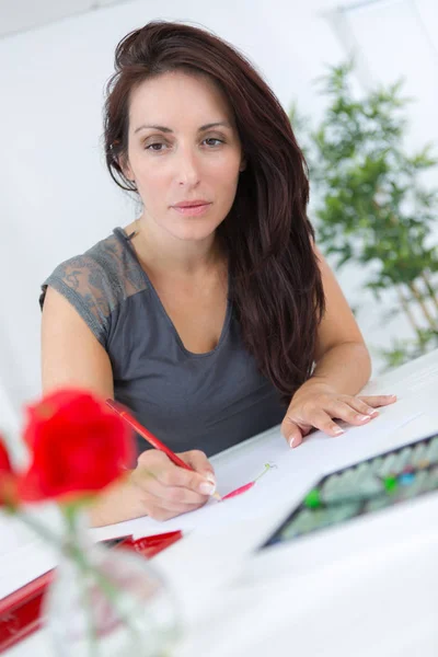 Женщина рисует на ноутбуке — стоковое фото