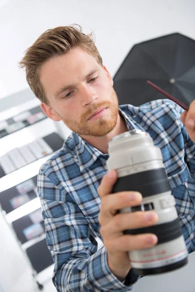 Linsenfotograf am Arbeitsplatz — Stockfoto