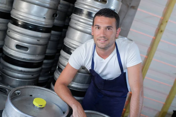 Selbstbewusster Arbeiter steht bei Brauerei — Stockfoto