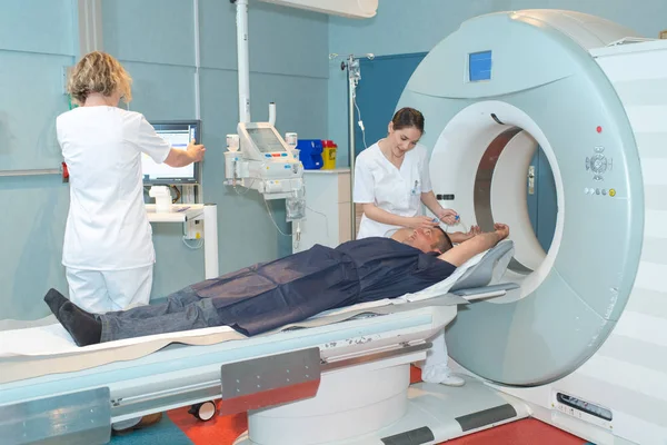 Onderzoek van de patiënt met behulp van angiograph — Stockfoto