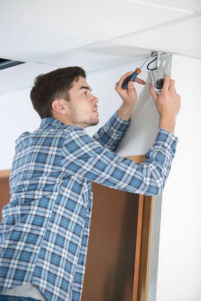 Técnico de ajuste de la cámara cctv en la pared — Foto de Stock