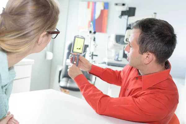 Venditore medico che mostra dispositivo al medico — Foto Stock