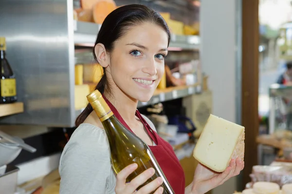 Vendedora contando garrafas de vinho com terminal de registro de dados móveis — Fotografia de Stock