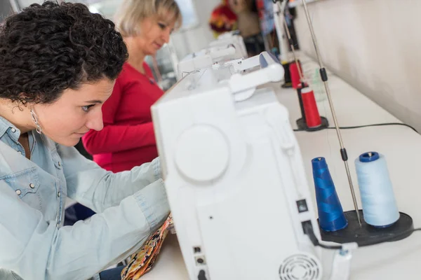 女工在缝纫机上 — 图库照片