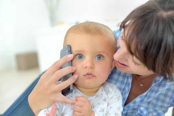 Jeune belle mère avec sa fille tout-petit — Photo