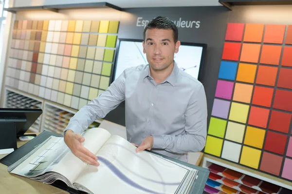 Дизайнер показывает клиенту цвет палитры в своей студии — стоковое фото