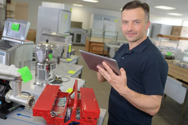 Mannelijke technicus werken terwijl de Tablet PC — Stockfoto