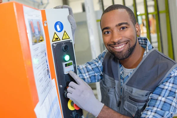 Gärna manliga tekniker och glad — Stockfoto