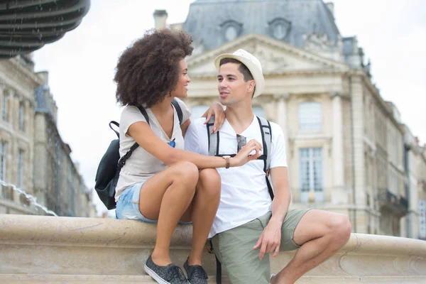 Pareja joven en vacaciones de la ciudad — Foto de Stock