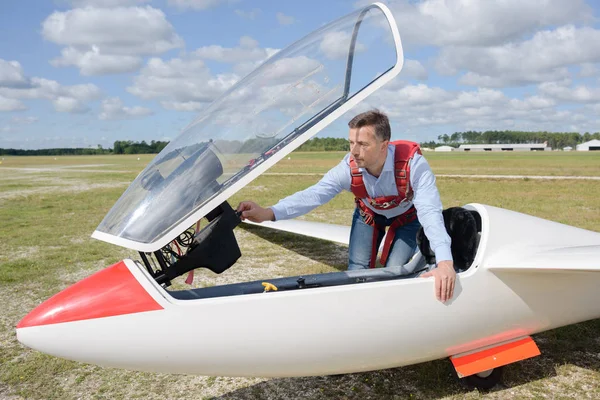 Piloto sentado na cabine do pequeno avião — Fotografia de Stock