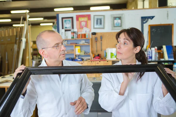 Timmerman werken in een frame-winkel — Stockfoto