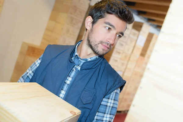 Wijn werknemer uitvoering van een houten doos — Stockfoto