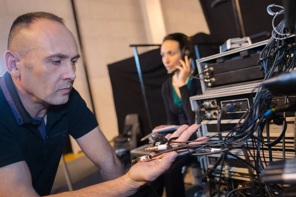 Ingénieur dans la salle de serveur réseau résoudre des problèmes — Photo