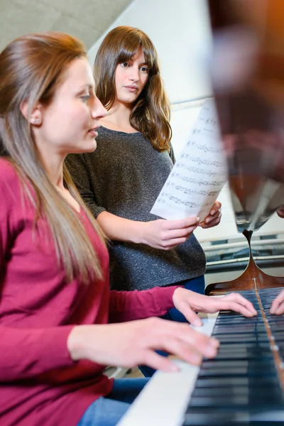 Mädchen bereit zu singen, während Freund Klavier spielt — Stockfoto