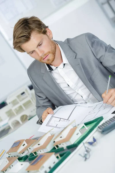 Stilig arkitekt arbetar på en modell på ett kontor — Stockfoto