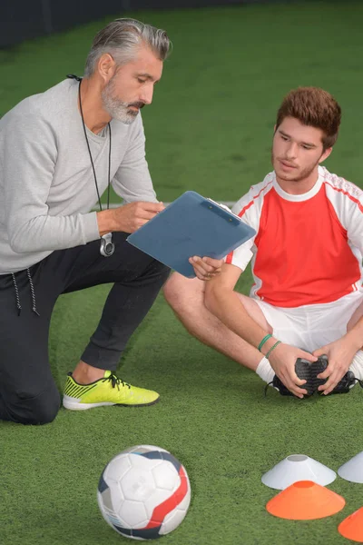 Coach bij de opleiding van een voetbal — Stockfoto