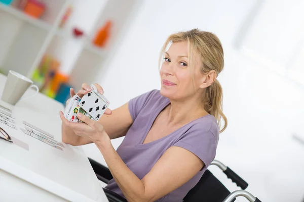 Mulher sorridente em uma cadeira de rodas — Fotografia de Stock